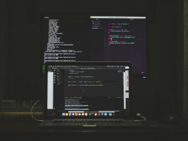 Wie wird die Datenbankverwaltung in Laravel gehandhabt?